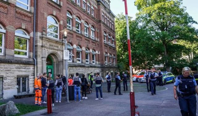 Συναγερμός στη Γερμανία: Άνδρας τραυμάτισε με μαχαίρι δασκάλα και μαθήτρια στο Έσλινγκεν