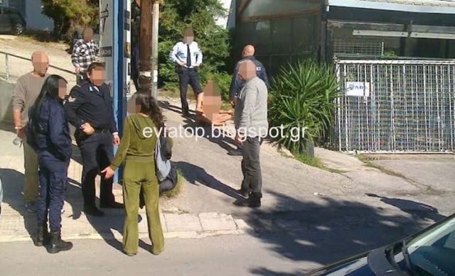 Kαθόταν γυμνός στον δρόμο και έκανε... διαλογισμό!