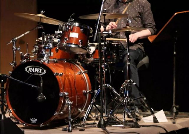 Δίκη ντράμερ: «Έβρισκε ηδονή χαϊδεύοντας ένα παιδί» κατέθεσε ο πατέρας της ανήλικης