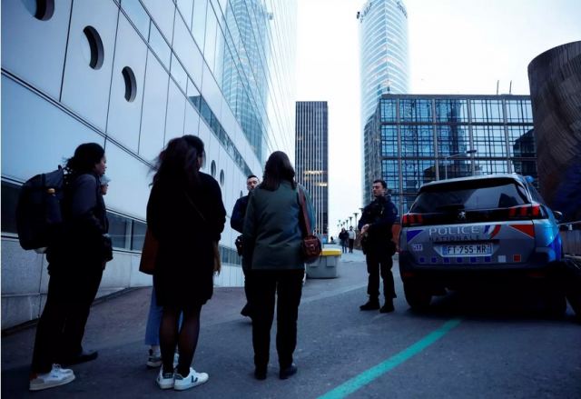 Συναγερμός σε εμπορικό κέντρο στο Παρίσι - Άνδρας έπεσε στο κενό και προκάλεσε πανικό