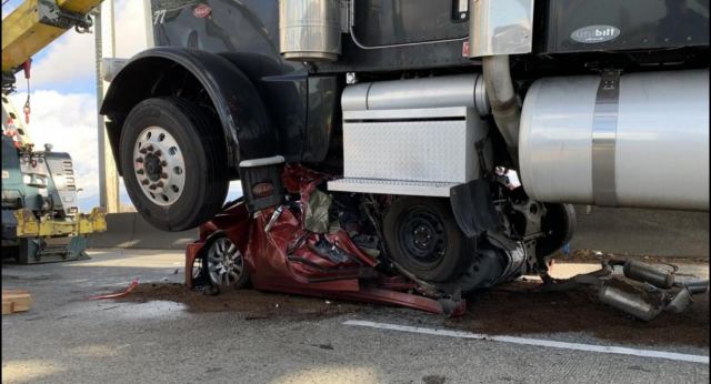 Απίστευτο! Βγήκε με γρατζουνιές από ένα λιωμένο αυτοκίνητο