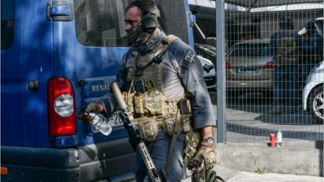 Καταδίωξη με πυροβολισμούς μέρα μεσημέρι στη Γλυφάδα