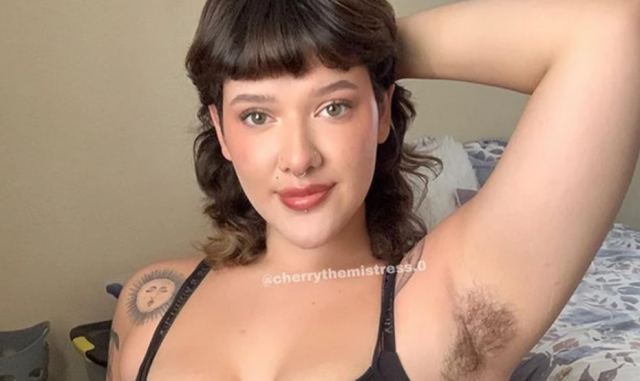 Χάρη στις τριχωτές μασχάλες της βγάζει 20.000 ευρώ τον μήνα και οι θαυμαστές την αποκαλούν «θεά»