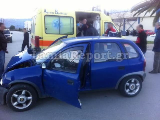 Λαμία: Τροχαίο με δυο τραυματίες σε διασταύρωση καρμανιόλα μέσα στην πόλη - Δείτε φώτο