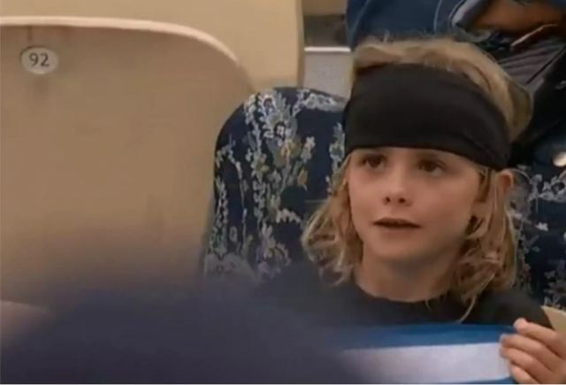 Roland Garros: Ένα παιδάκι με ελληνική σημαία «έκλεψε» τις εντυπώσεις στον αγώνα του Τσιτσιπά