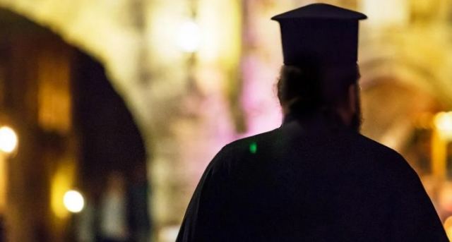 Κρήτη: Ιερέας στο «μικροσκόπιο» των αρχών για αρχαιοκαπηλία – Βρέθηκαν πάνω από 150.000 ευρώ κρυμμένα σε κατσαρόλες και τάπερ