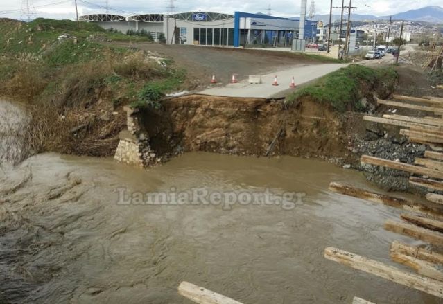 Λαμία: Χείμαρρος έκοψε στα δυο τον παράδρομο της εθνικής στην είσοδο της πόλης - Συγκλονιστικές εικόνες