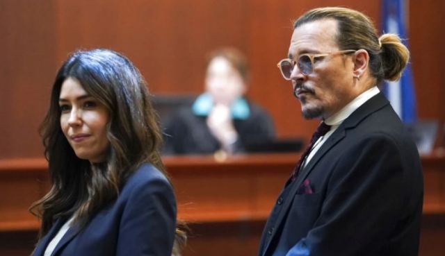 Δείτε βίντεο με την αντίδραση της δικηγόρου του Τζόνι Ντεπ όταν τη ρωτούν έχει σχέση με τον ηθοποιό