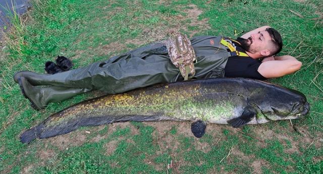 Αρκαδία: Έπιασε ψάρι 70 κιλών στην Μεγαλόπολη και το άφησε να ζήσει – «Μου πήρε 40 λεπτά» – ΦΩΤΟ