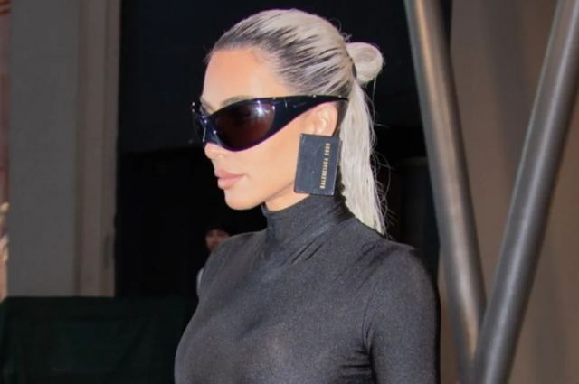 Κιμ Καρντάσιαν: «Σκύβει για να πληρώσει ανέπαφα» με σκουλαρίκια-πιστωτικές