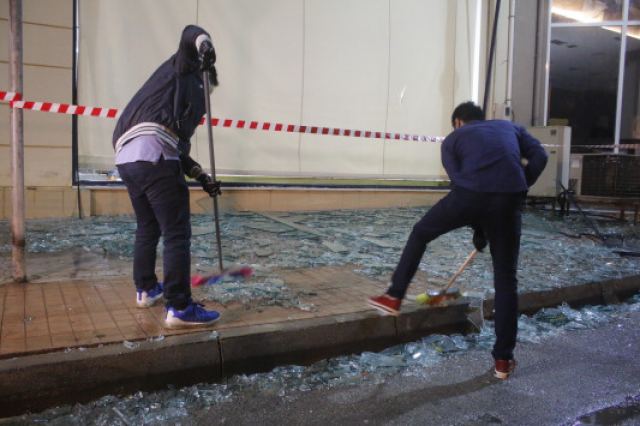 Καρφώθηκε με το αυτοκίνητο στο καφενείο για να τις εκδικηθεί!