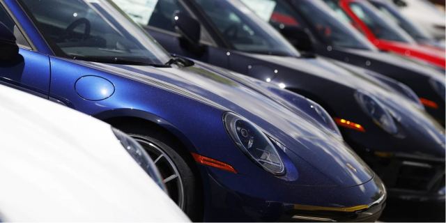 Aπίστευτο κόλπο των Ρώσων: Γέμισαν με Bentley και Porsche αεροδρόμιο της Φινλανδίας