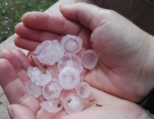 Απογευματινή μπόρα με χαλάζι «χτύπησε» στα Φάρσαλα