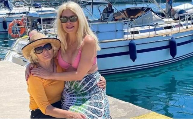 Ελένη Μενεγάκη: Η μητέρα της έβγαλε φωτογραφία με τον Μπόρις Τζόνσον