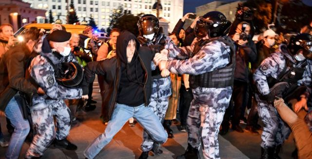 Ρωσία: «Στείλτε τον Πούτιν στο μέτωπο» ζητούν διαδηλωτές στη Μόσχα μετά τη «μερική επιστράτευση»