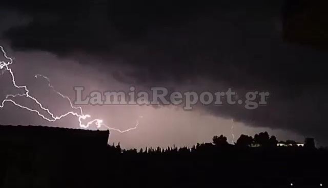 Κεραυνοί έπεσαν μέσα στα σπίτια στη Λαμία (ΒΙΝΤΕΟ)