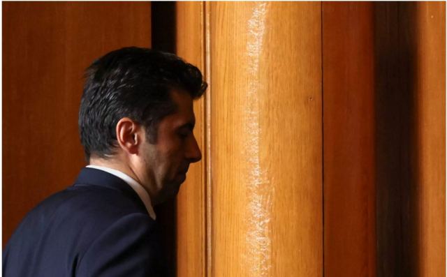 Βουλγαρία: «Έπεσε» η κυβέρνηση Πέτκοφ – Πολιτική αναταραχή στη χώρα