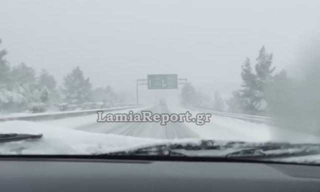 Πολύ το χιόνι στην εθνική οδό Λαμίας - Αθηνών (ΒΙΝΤΕΟ)